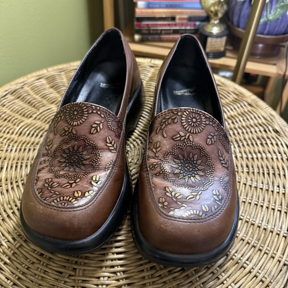 Dansko Brown Floral Embossed Leather Clogs Nursing Work Wmns Sz EU 39 US 9